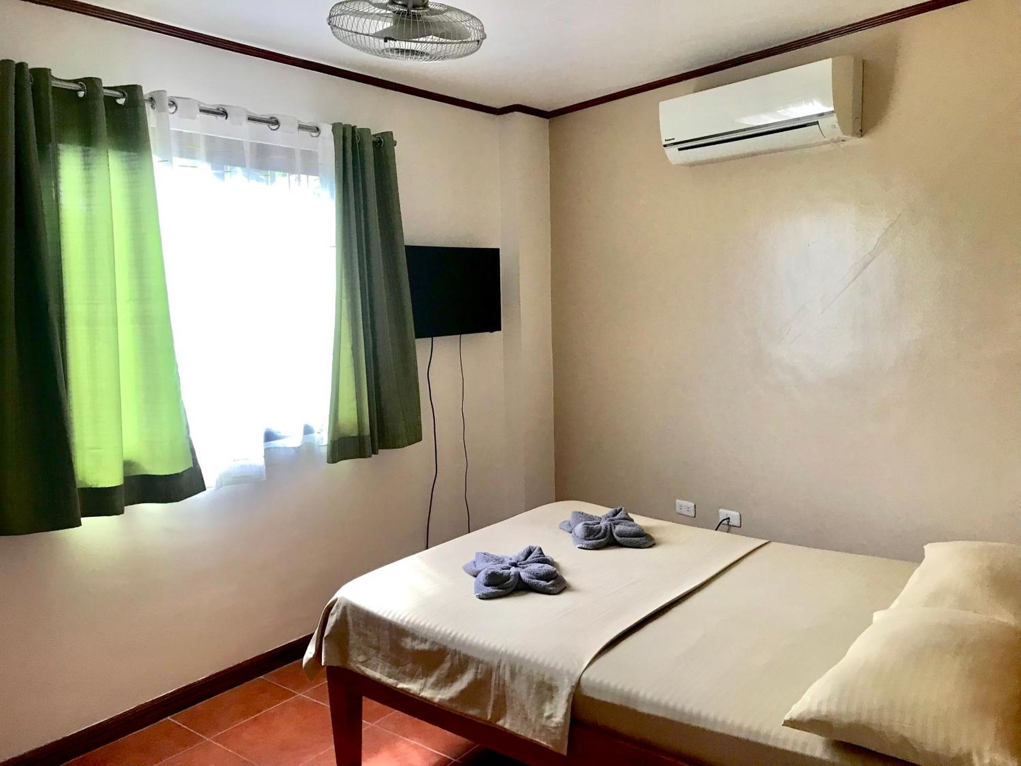 Badladz Staycation Condos Пуерто Галера Екстериор снимка