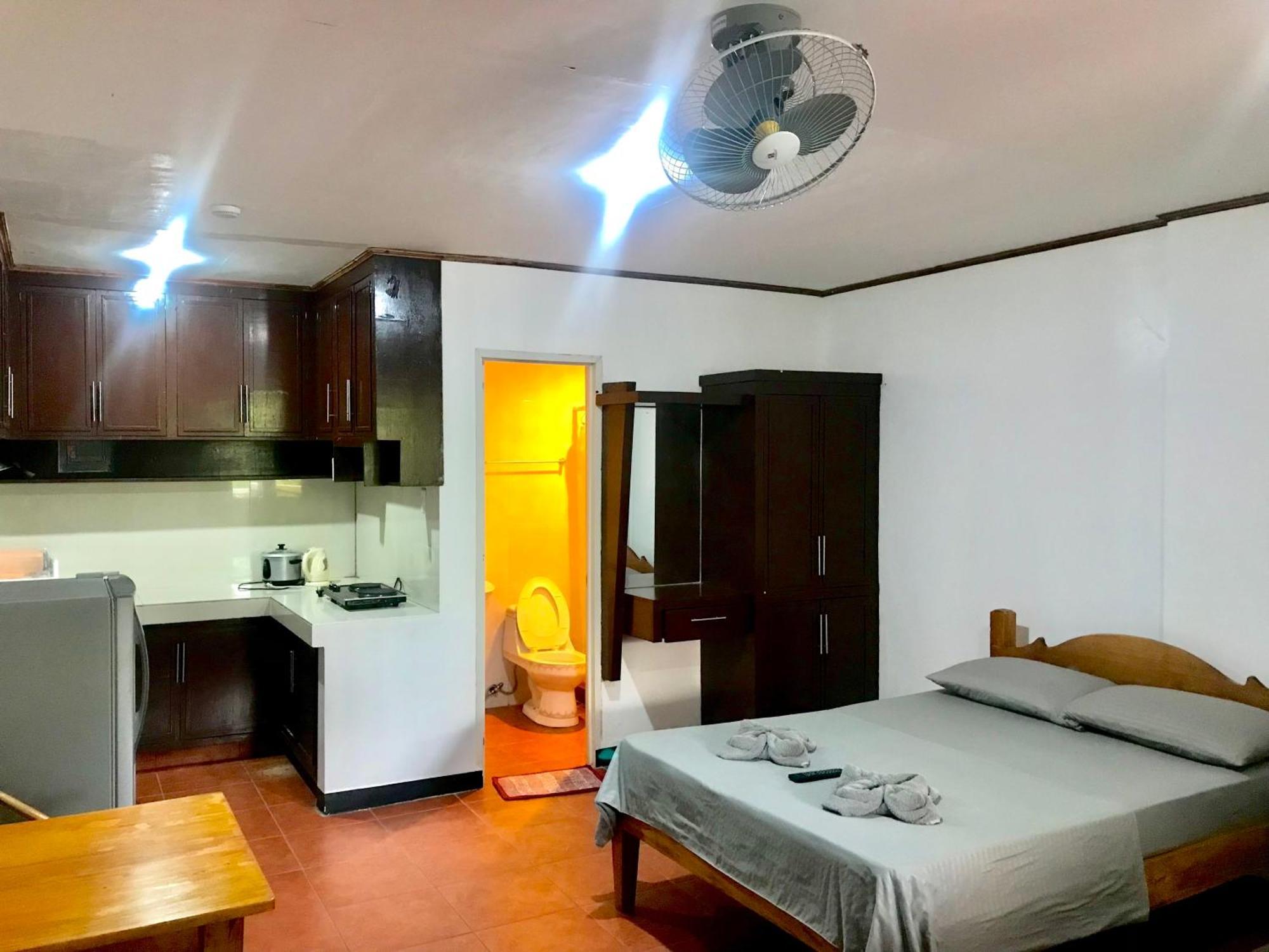 Badladz Staycation Condos Пуерто Галера Екстериор снимка